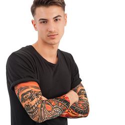 Farebné tetovanie na ruku s motívom motorkárskej kostry 